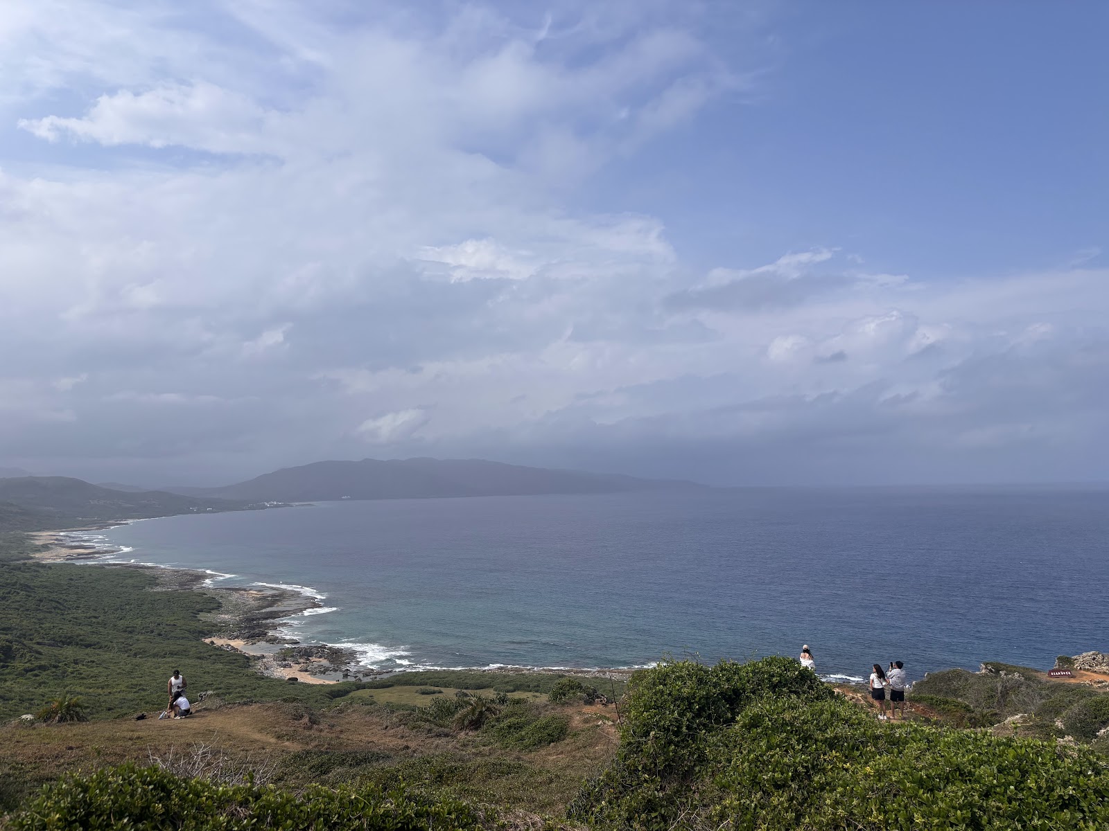 龍磐公園翠綠草原延伸至太平洋海崖邊緣全景