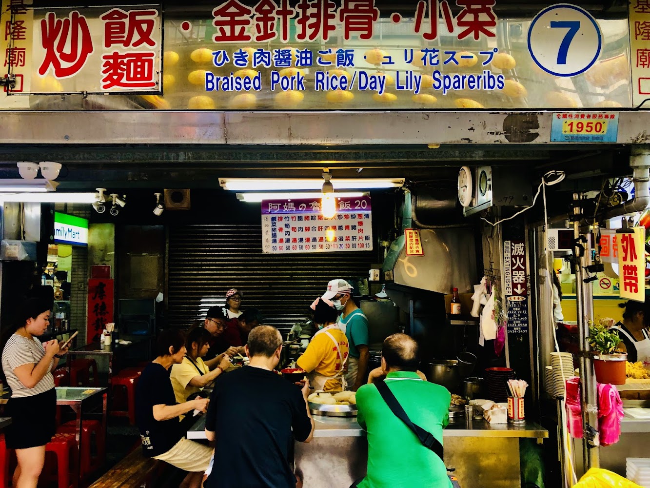 阿媽的滷肉飯攤位與內用座位