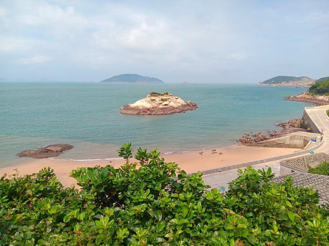 芹壁村海岸步道、沙灘與海中岩石