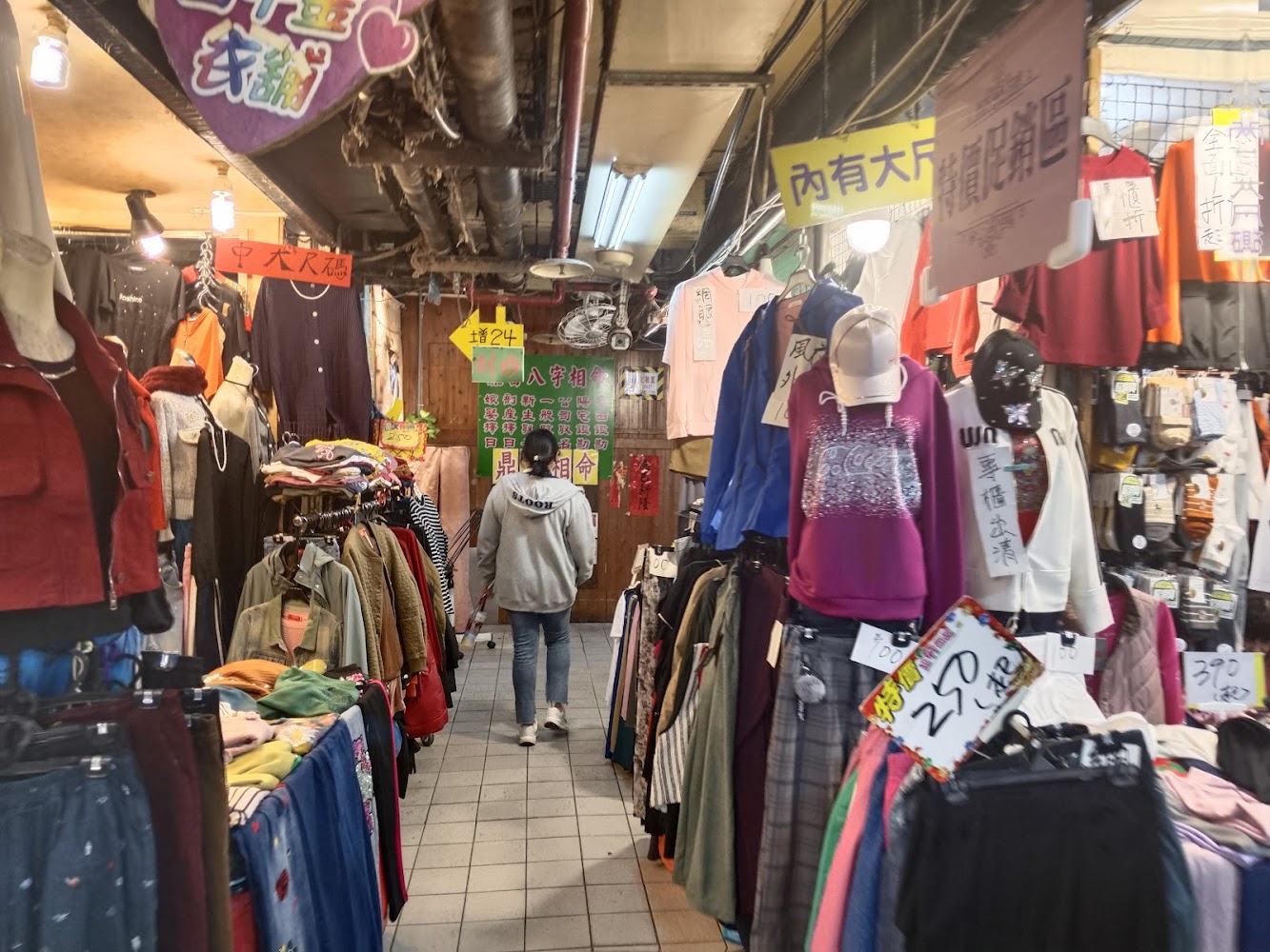 仁愛市場內服飾店與衣物陳列