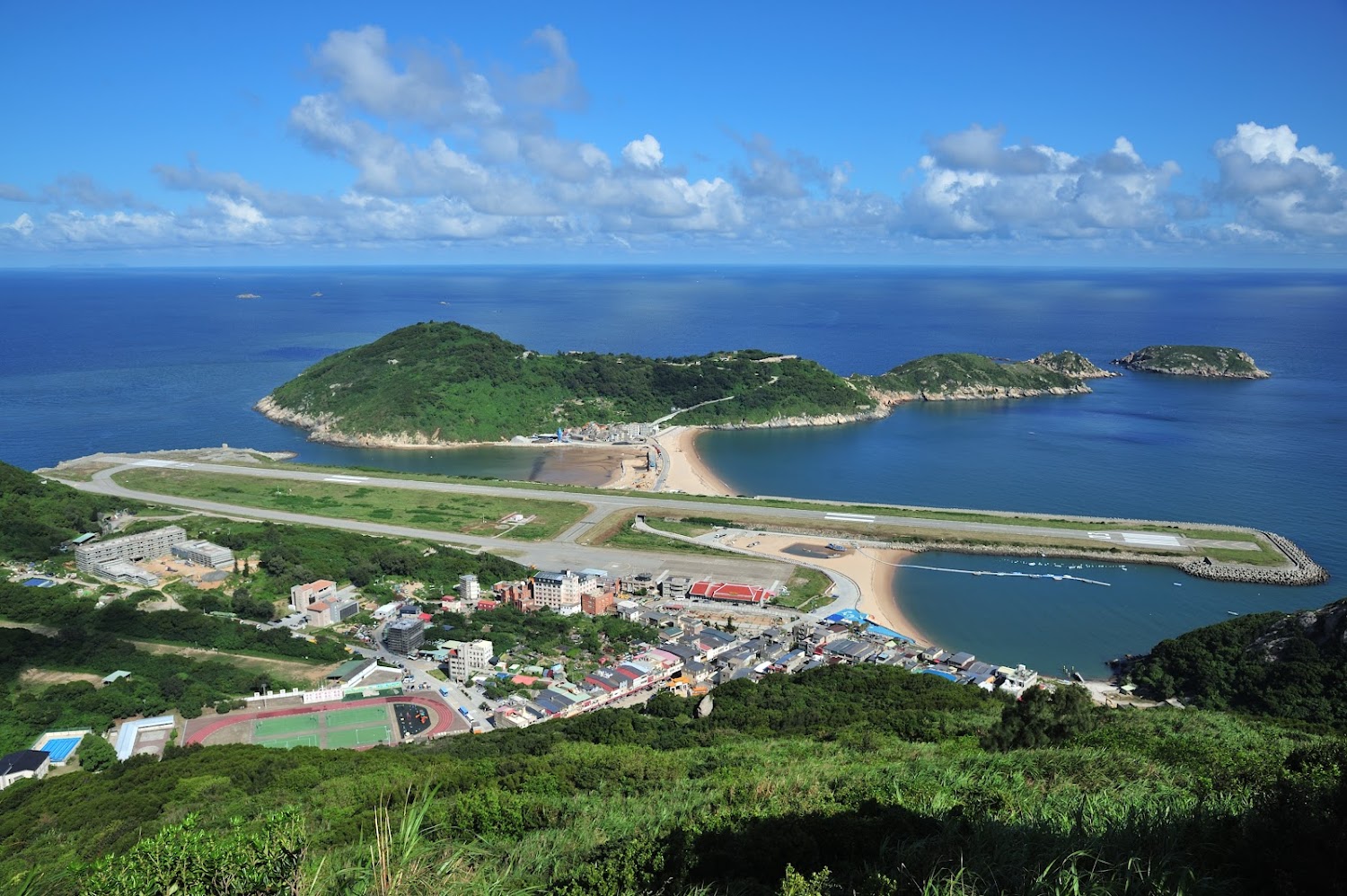 從高處俯瞰北竿機場與海岸景觀