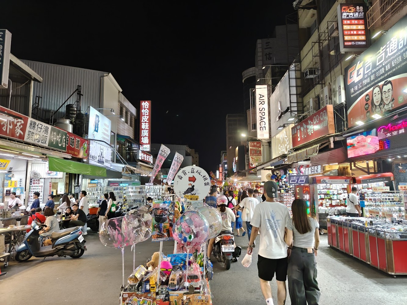 文化路觀光夜市街景與攤販人潮