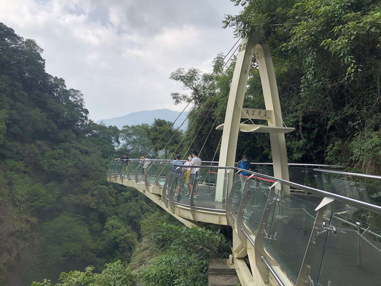 小烏來天空步道懸空步道與遊客
