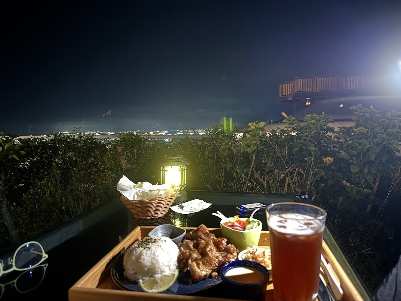 月亮彎彎景觀咖啡戶外便當飲料與夜景