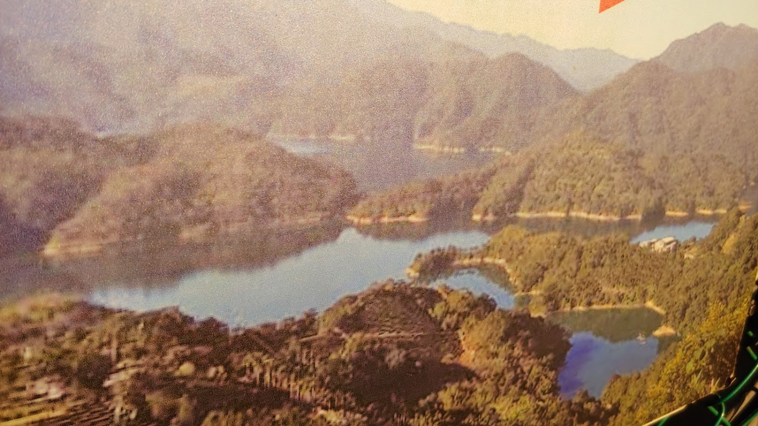 土虱頭觀景臺群山環繞湖泊景色
