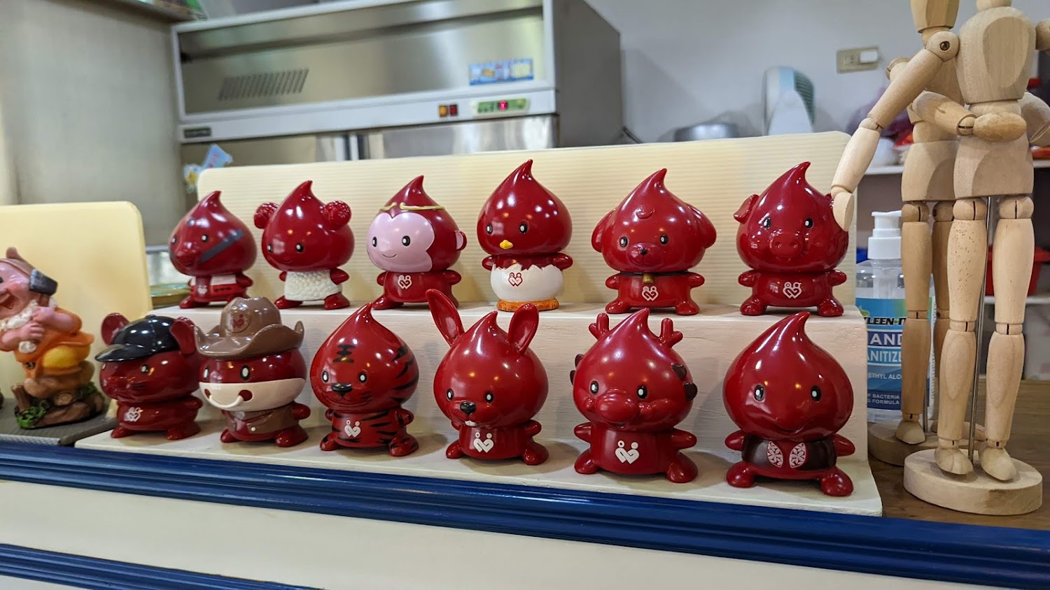 增享美食町櫃檯展示公仔
