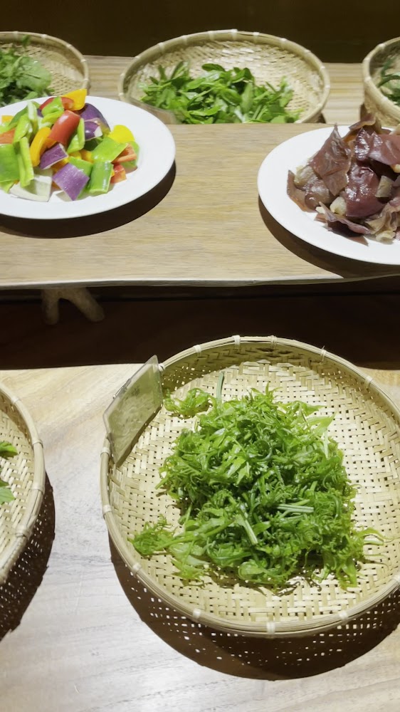 彩椒紫洋蔥綠葉蔬菜與野菜的新鮮食材盤