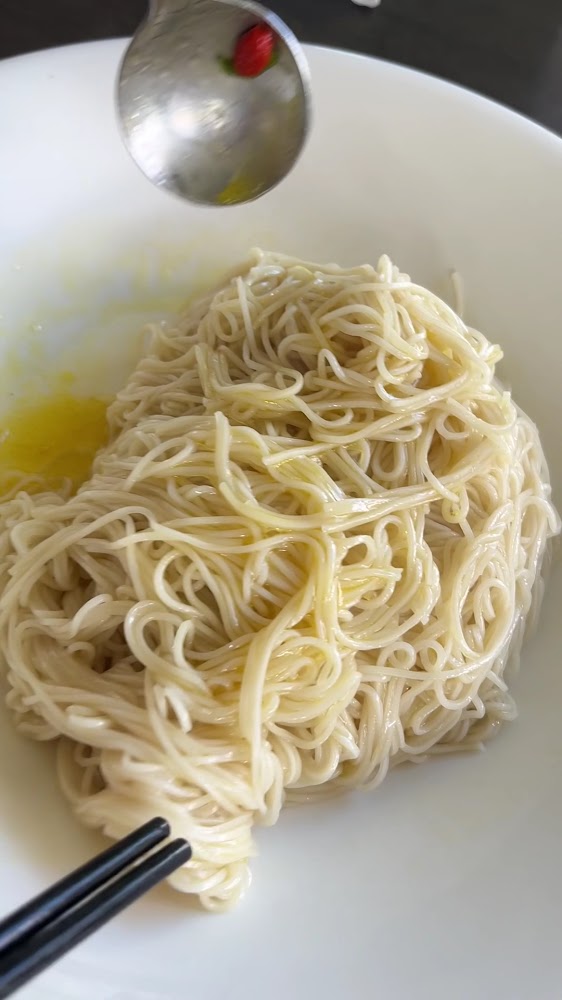 白色細麵搭配少許湯汁的簡約麵食