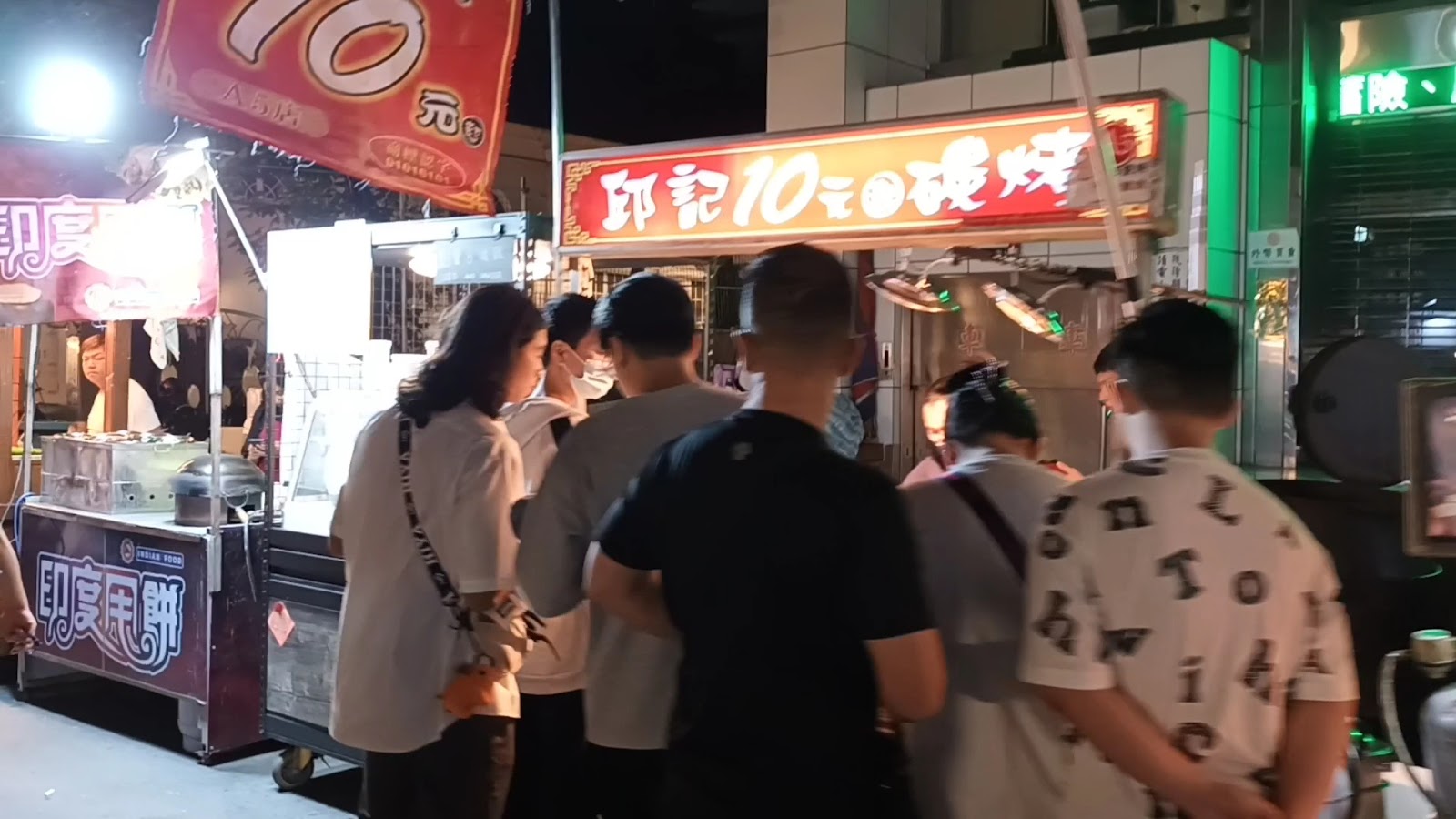 嘉義文化路夜市邱記10元碳烤印度甩餅排隊人潮夜晚