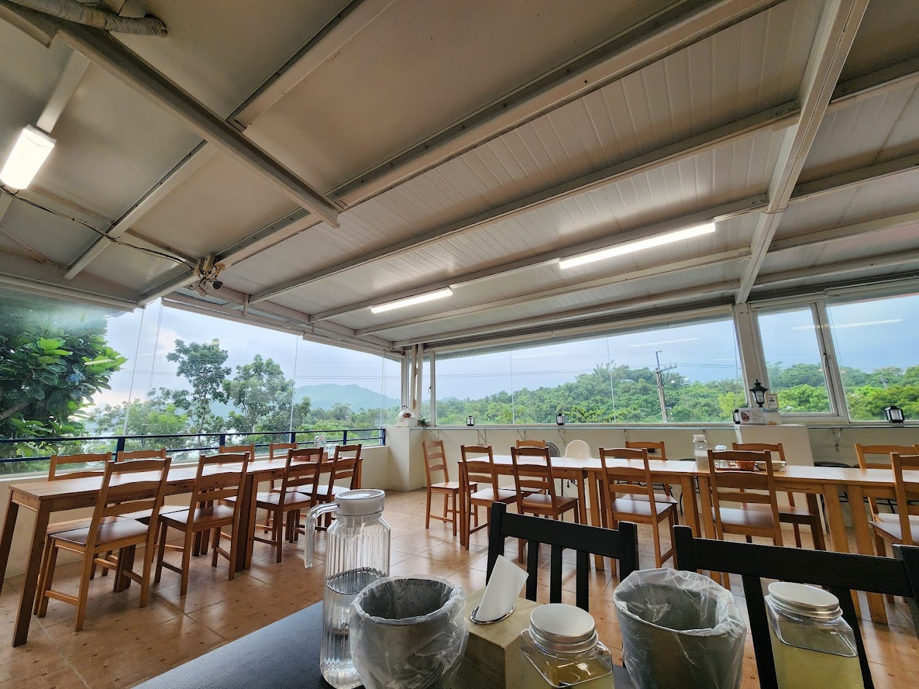 沃野山丘餐廳明亮寬敞室內空間