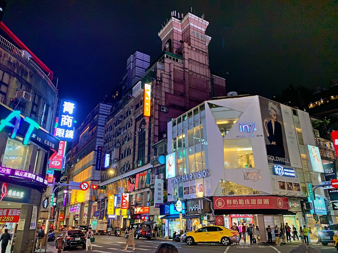 繁華都市夜景與街道兩旁商店餐廳
