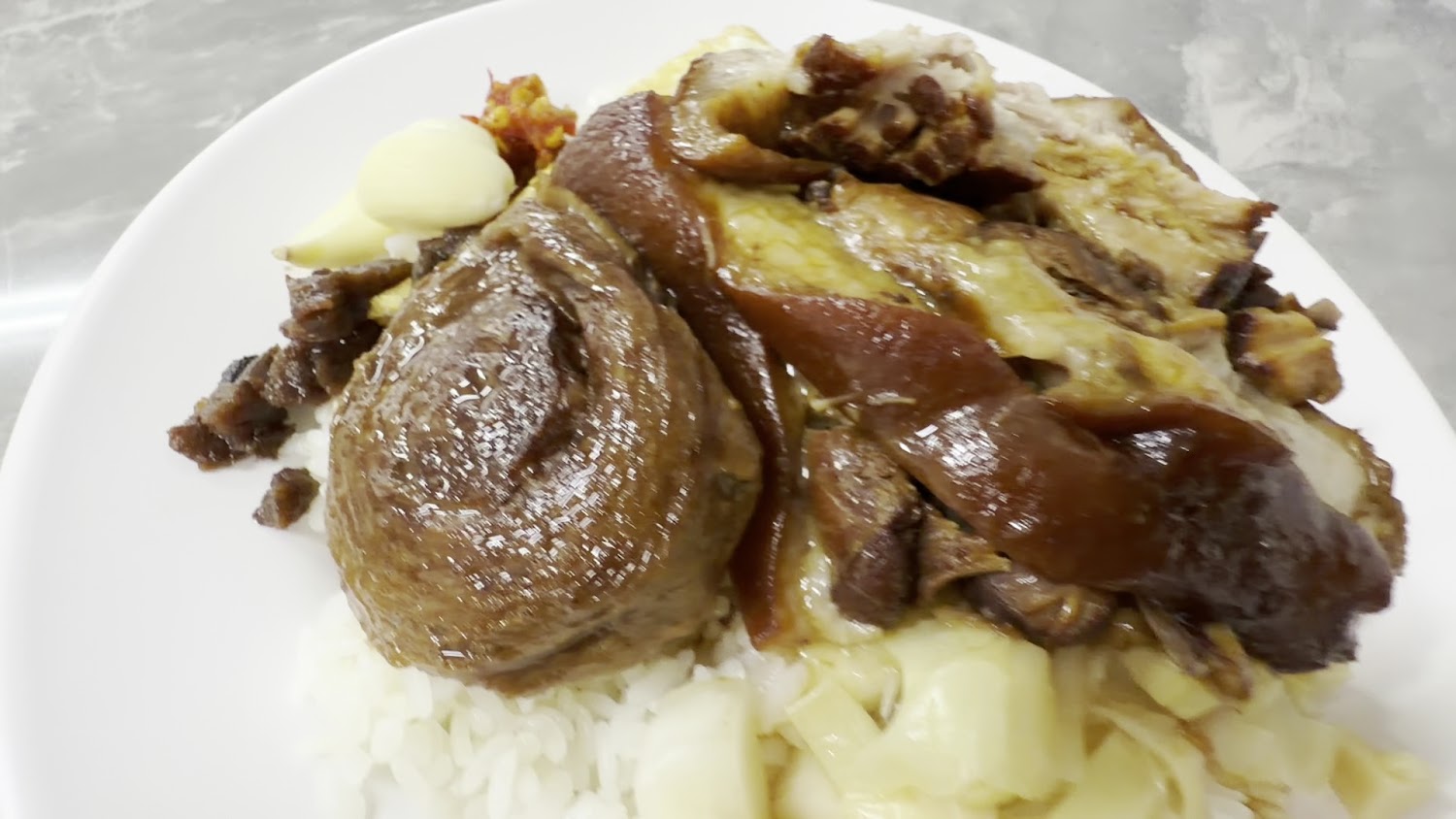 鳳腿庫飯豬腳豬皮與蒜頭滷肉飯