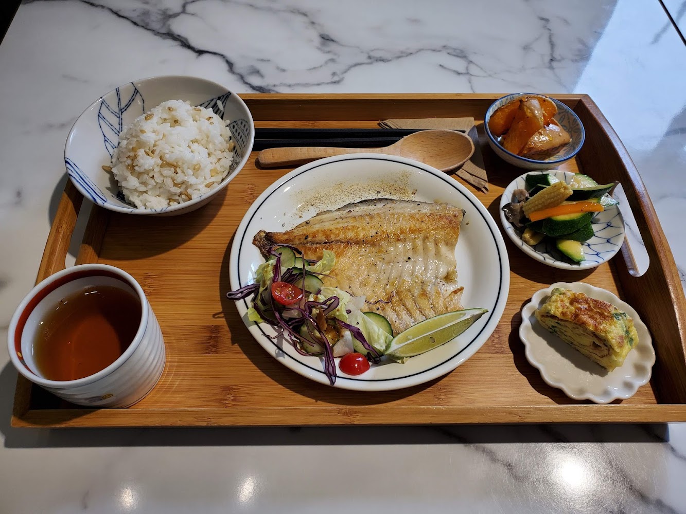 烤魚、茶碗蒸、白飯與蔬菜組成的日式定食