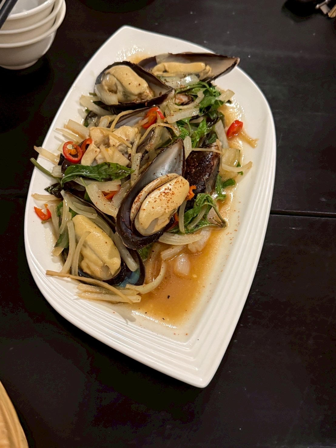 海人上菜淡菜搭配九層塔與辣椒的海鮮料理