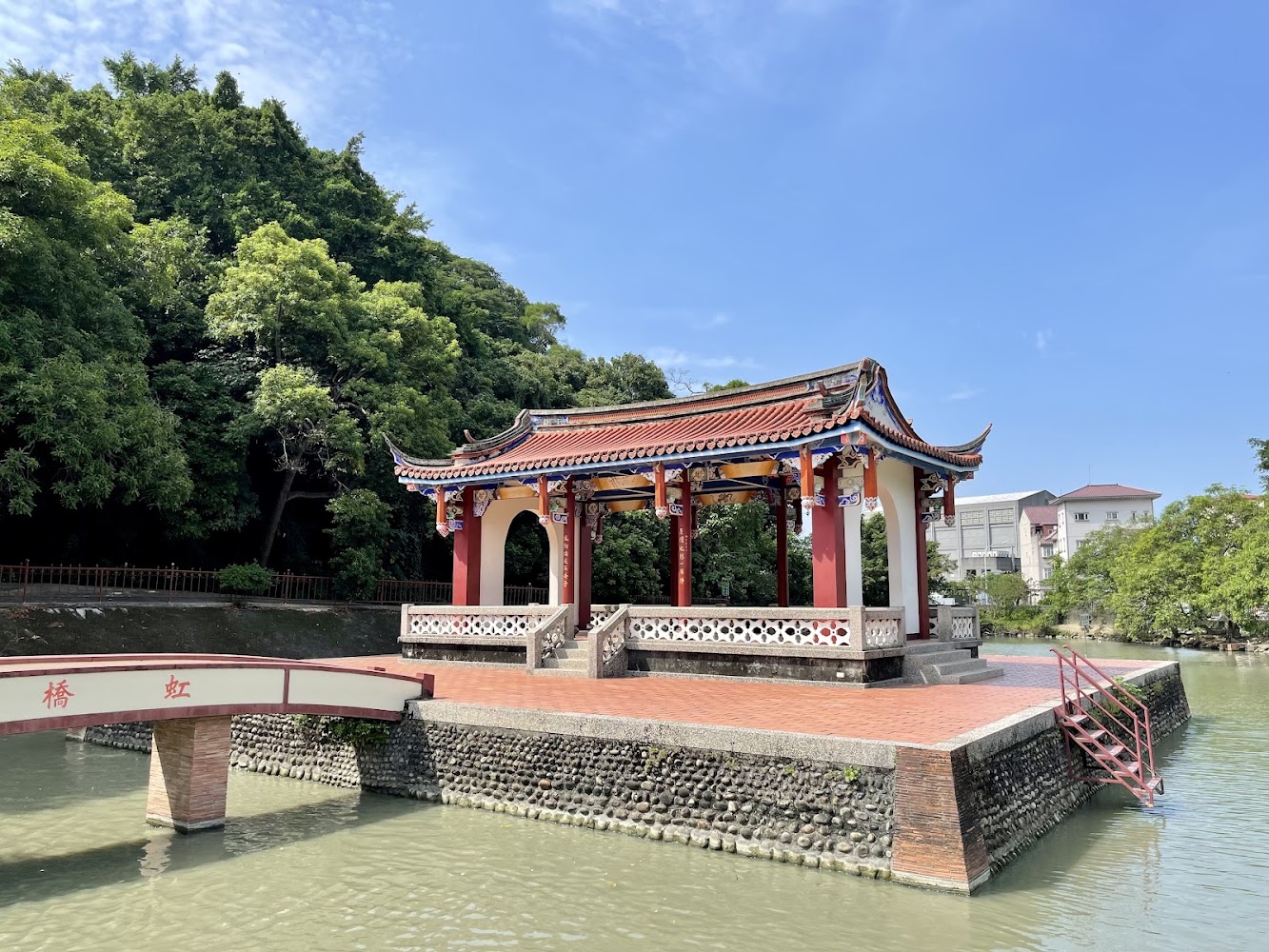 霧峰林家萊園虹橋與涼亭