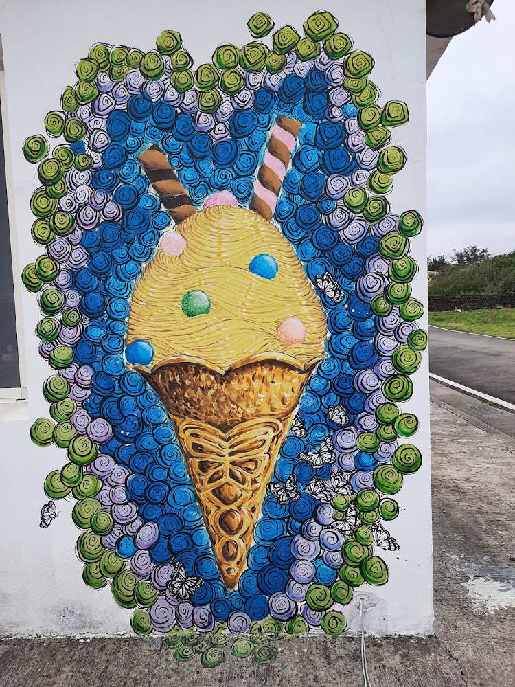 彩繪牆上的冰淇淋甜筒插畫