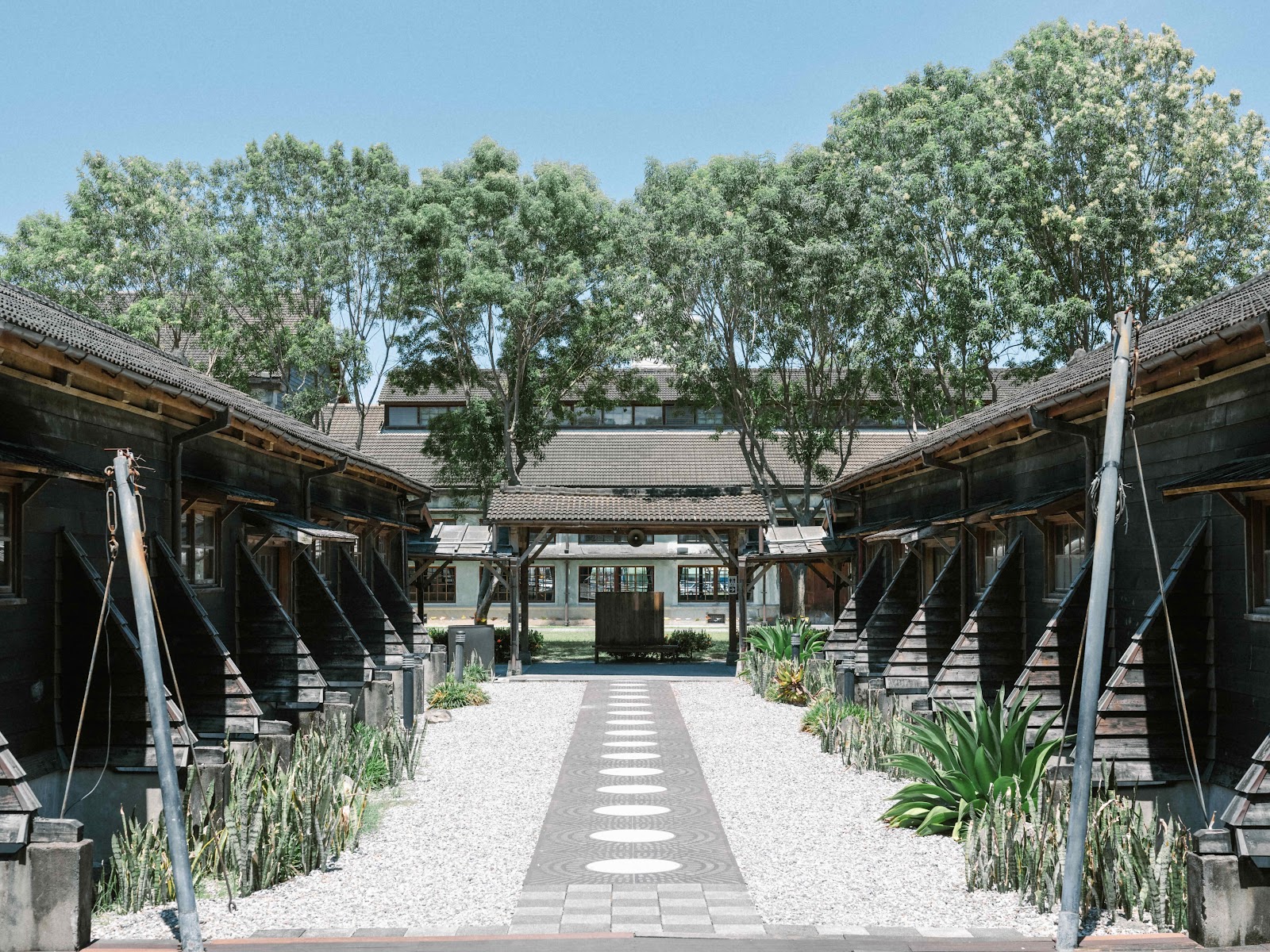 花蓮文創產業園區昔日酒廠倉庫改建廊道，工業風木架結構