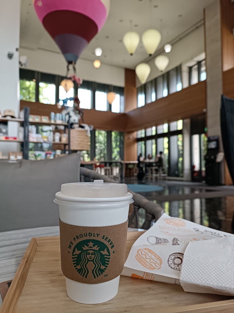 咖啡與早餐盤配上挑高空間