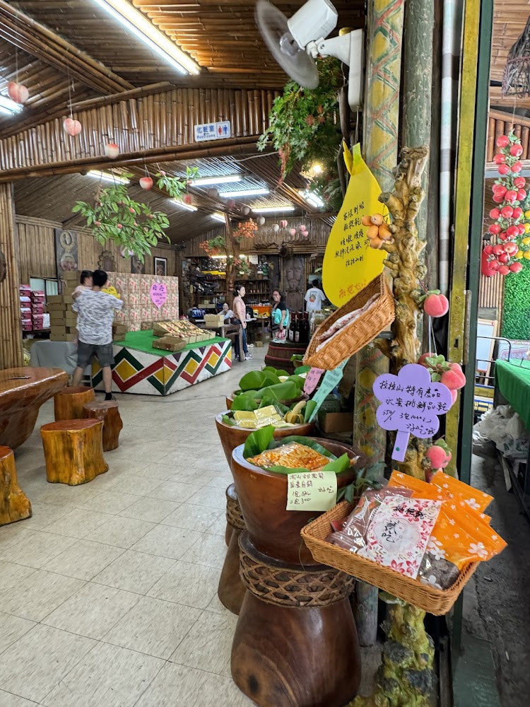 店內竹子裝潢與在地農特產陳列
