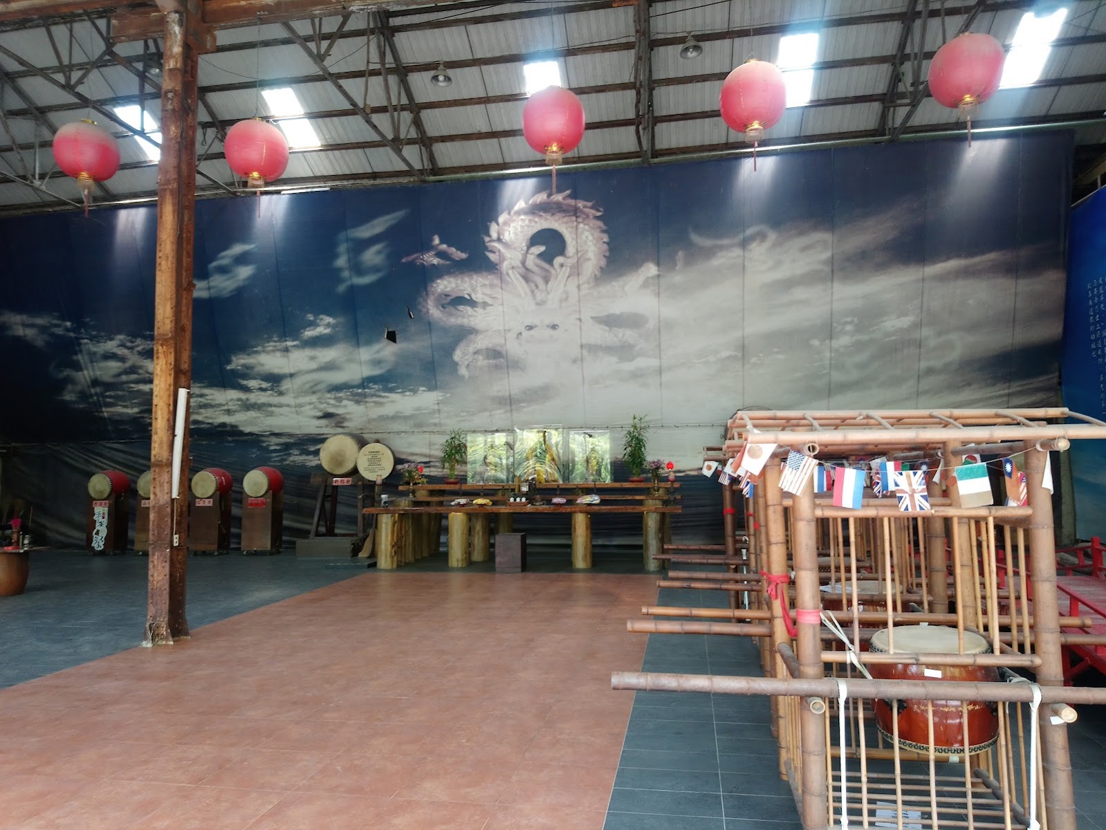 十鼓文創園區展館室內,龍騰主題壁畫搭配紅色燈籠和鼓架,傳統文化氛圍濃厚