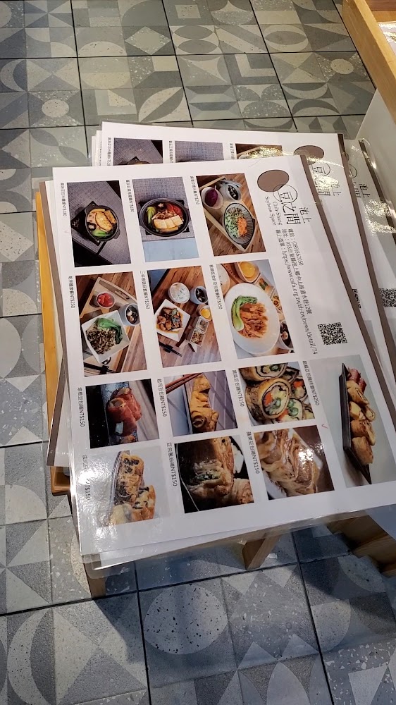菜單上有多種套餐、捲餅、主食與小點