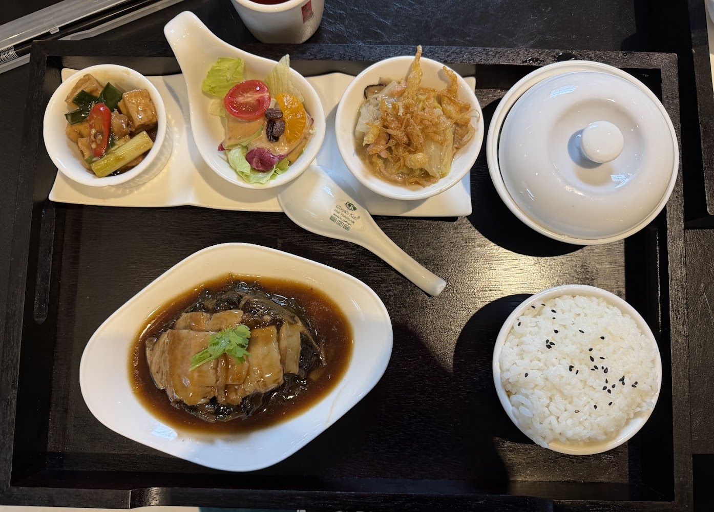 客家本色竹北店中式套餐包含紅燒肉白飯小菜與湯品