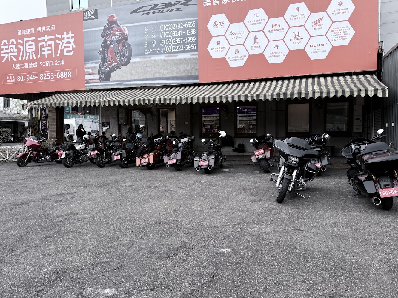 店門口停放大型重機的畫面