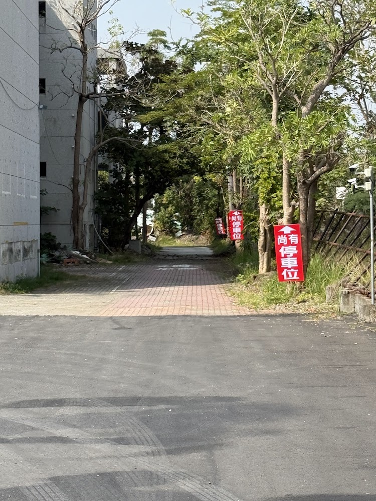 佳珍海產餐廳停車場尚有車位標示