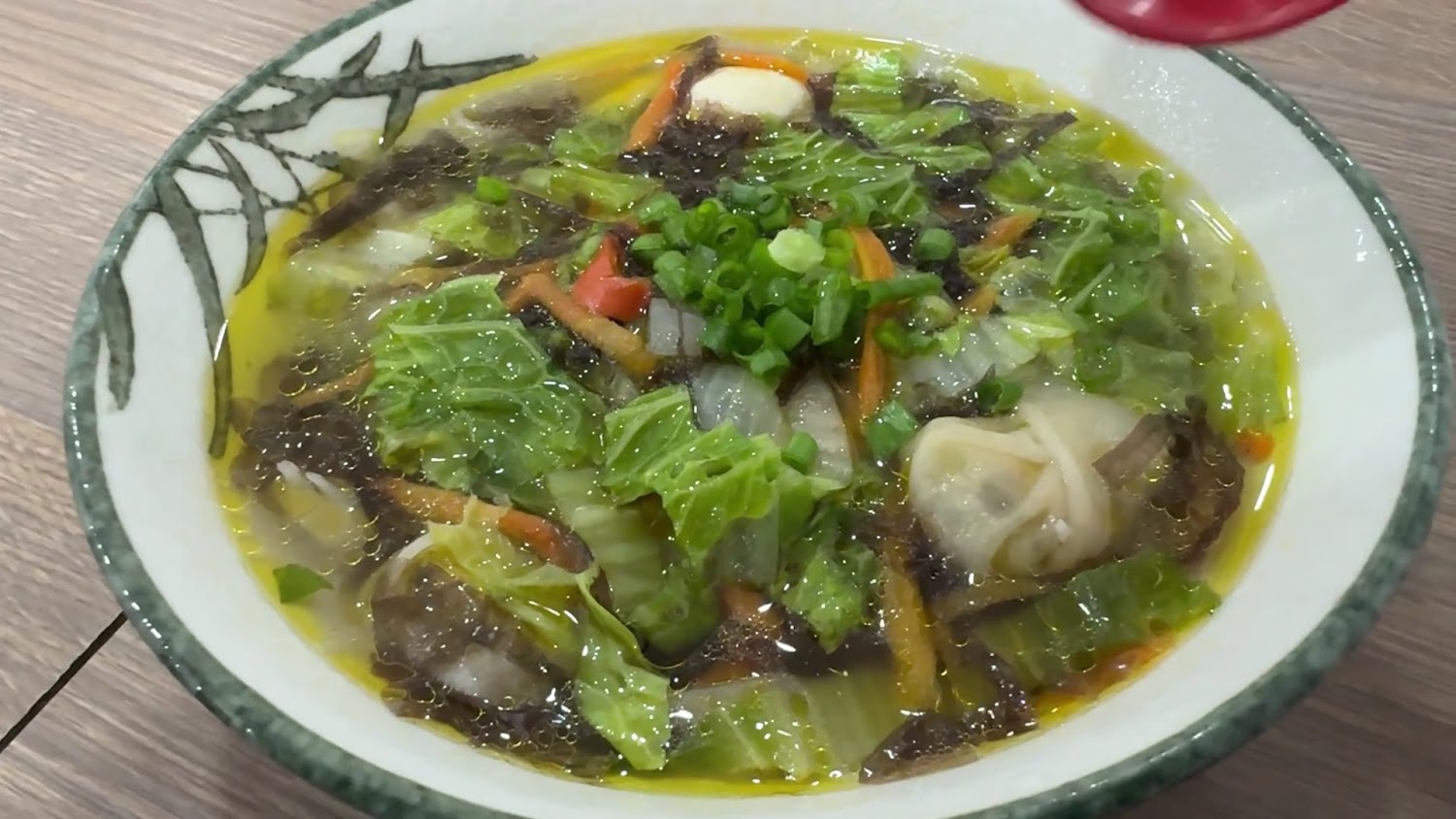 滿滿蔬菜與餛飩的魚麵湯頭