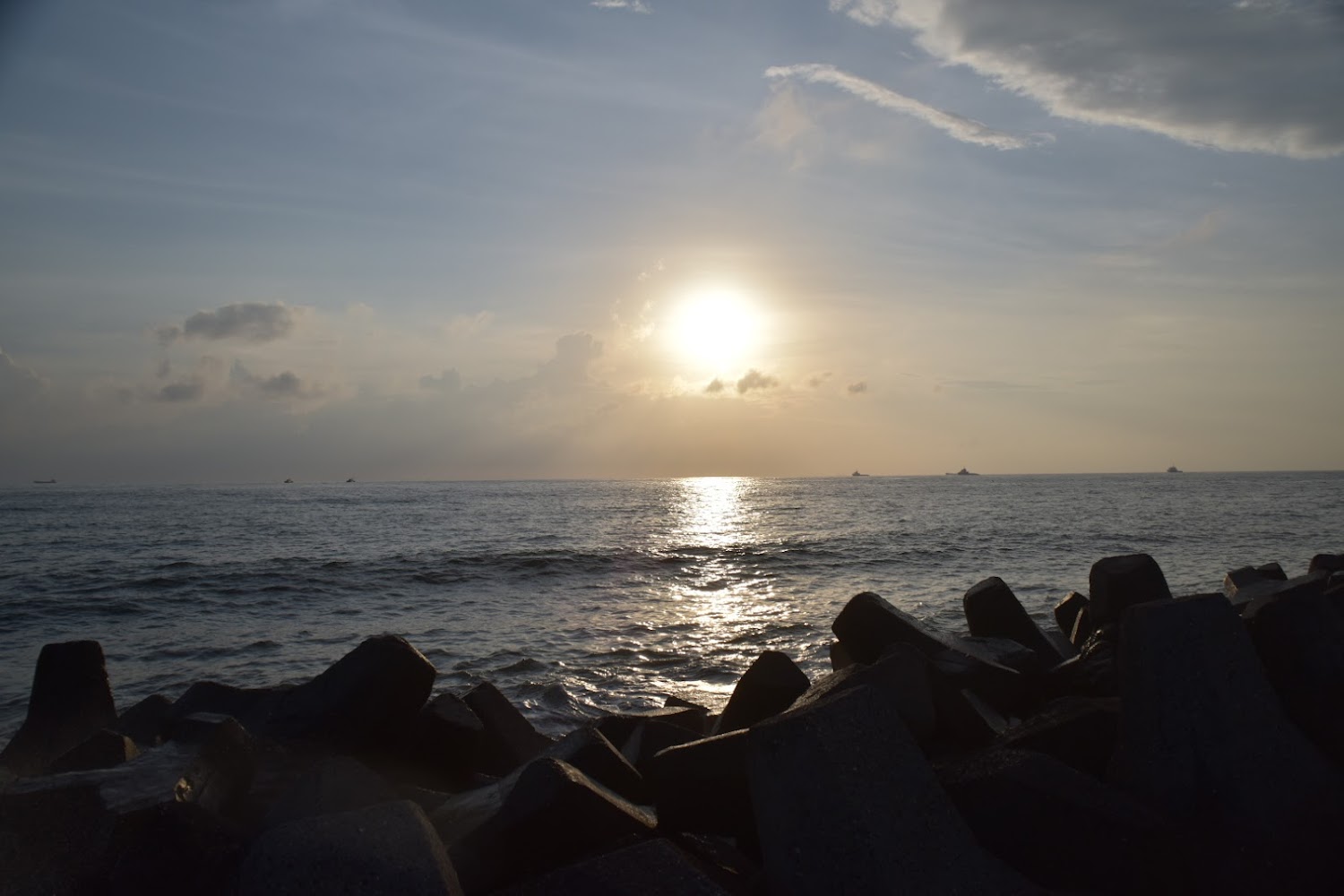 西子灣海邊日落與消波塊景色