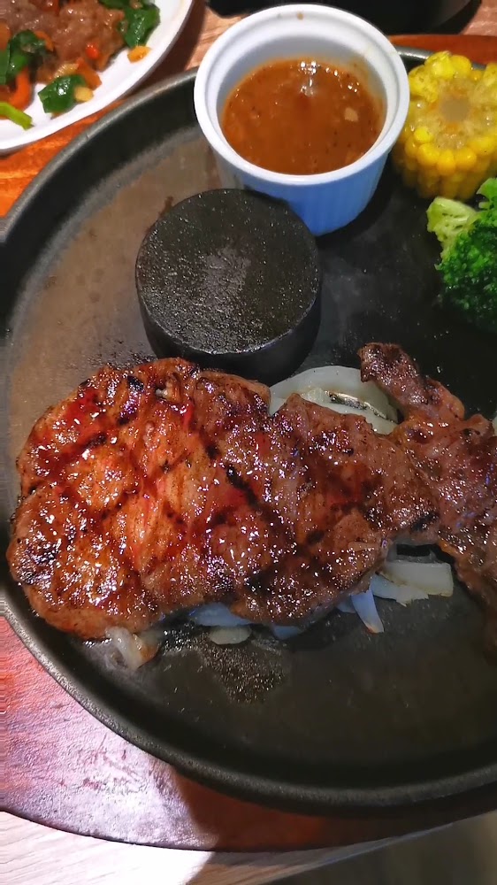 牛室炙燒牛排高雄自由店排餐與熱石擺盤