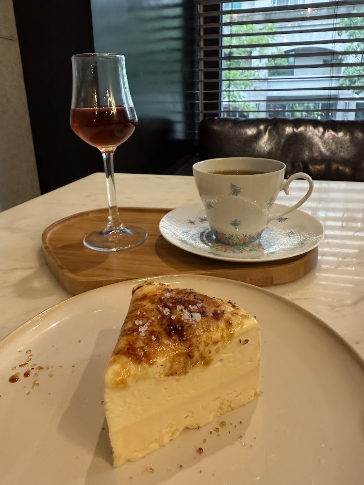 鹽味焦糖起司蛋糕搭配紅酒與咖啡