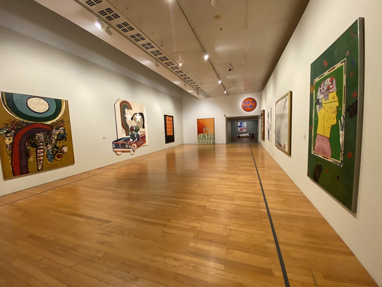 當代藝術博物館明亮畫廊與大型彩色畫作