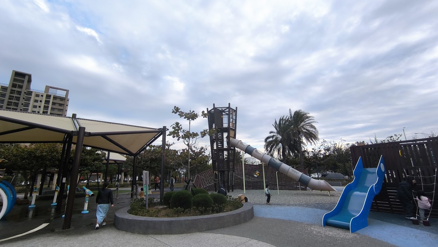 梧棲漁寮公園大型滑梯與攀爬設施