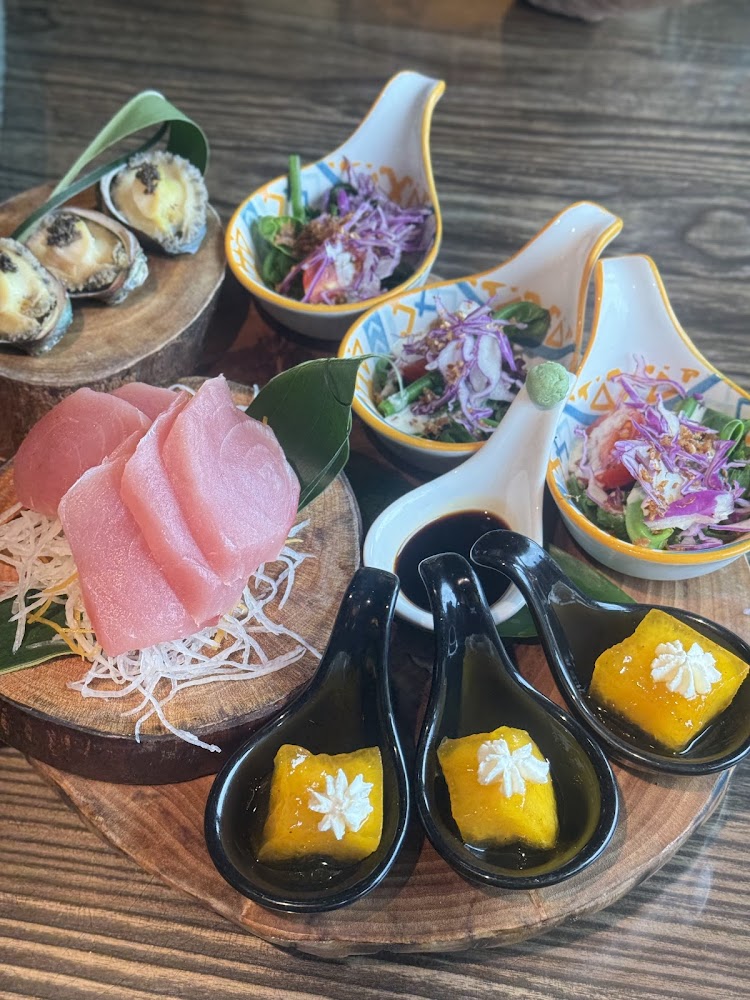 包含生魚片海鮮沙拉鮑魚與南瓜甜點的日式風格套餐料理