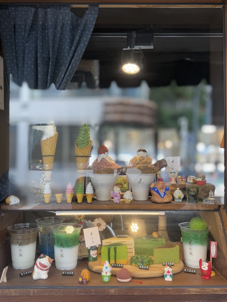 之藍じらん 抹茶販売店櫥窗擺滿抹茶甜點與可愛擺飾