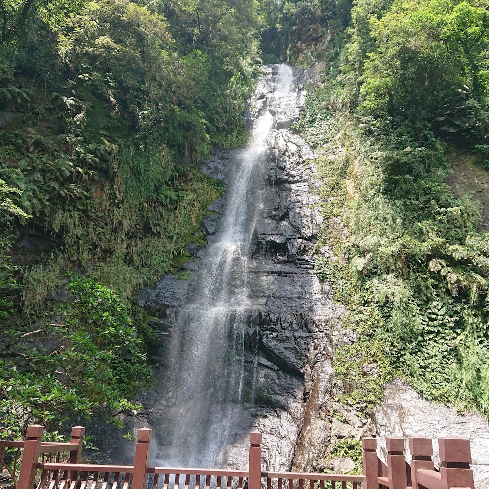 五峰旗瀑布與木欄杆步道