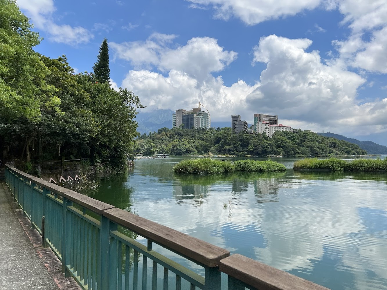 湖邊步道與遠方山景建築