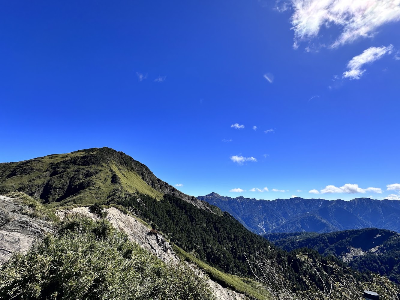 合歡山武嶺牌樓周邊遠山藍天大景