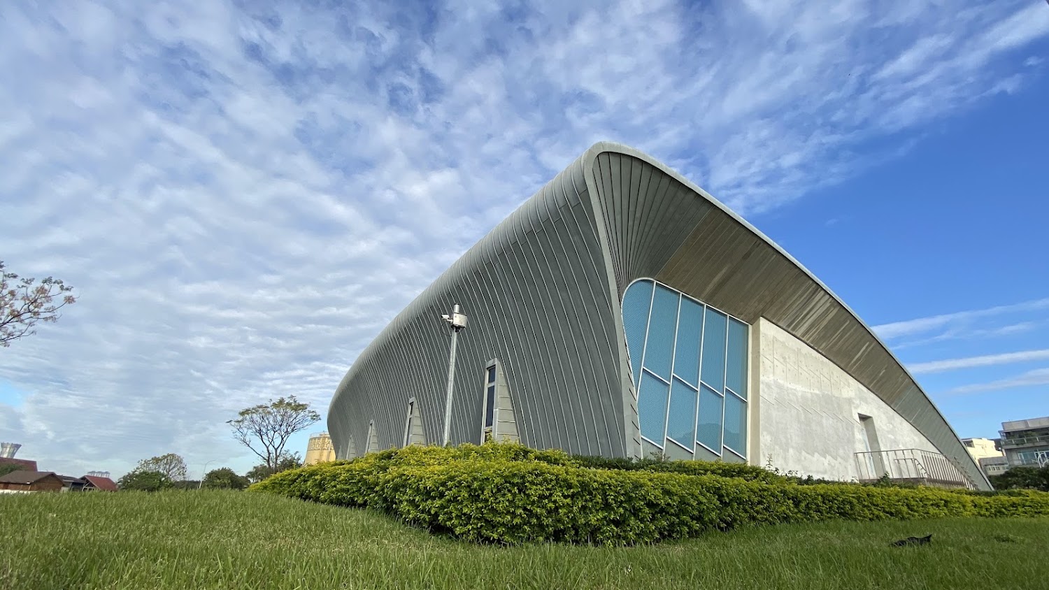 十三行遺址周邊現代建築與草地