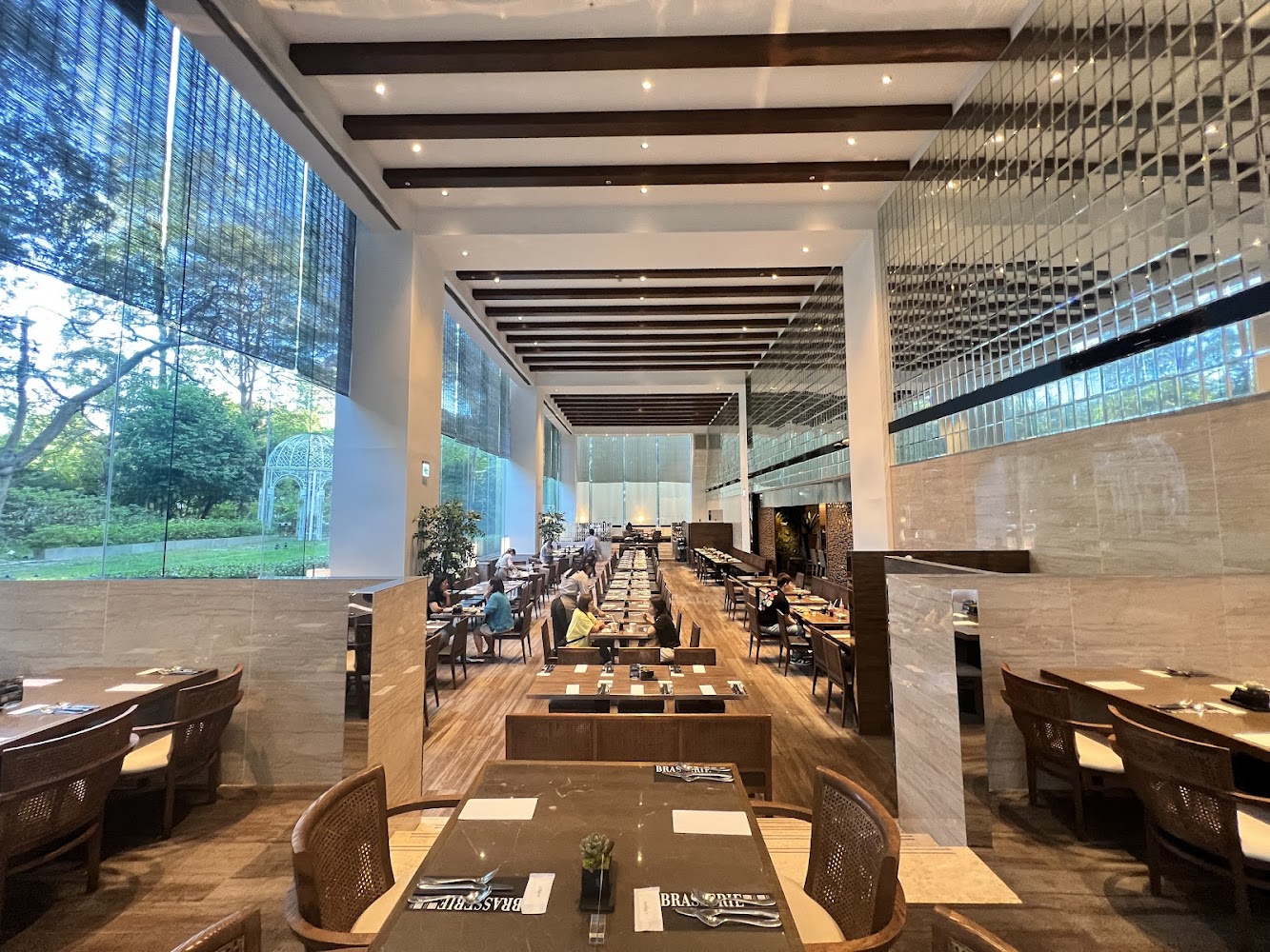 栢麗廳明亮用餐空間