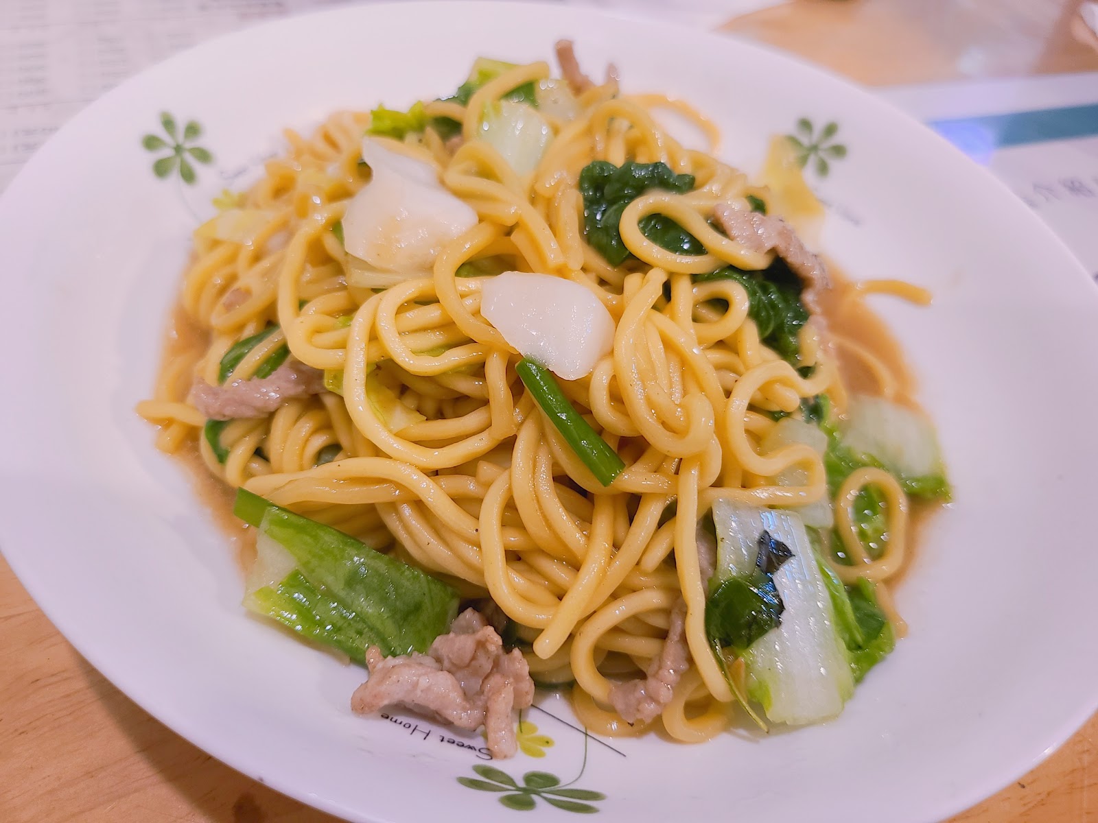 阿聰師古早炒麵，黃色麵條配高麗菜菠菜肉絲白圓盤