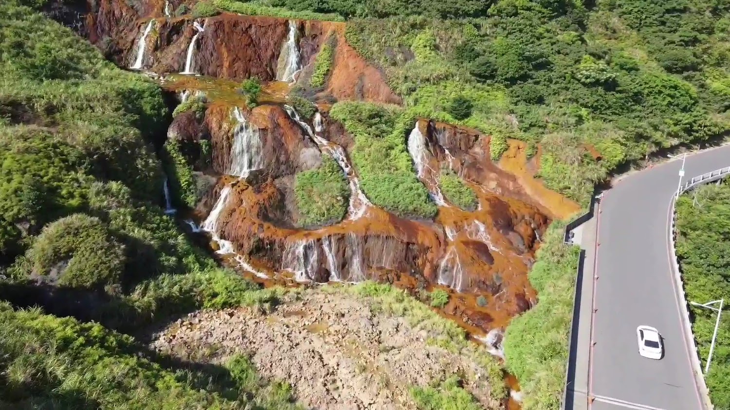 黃金瀑布金橘色岩壁與道路