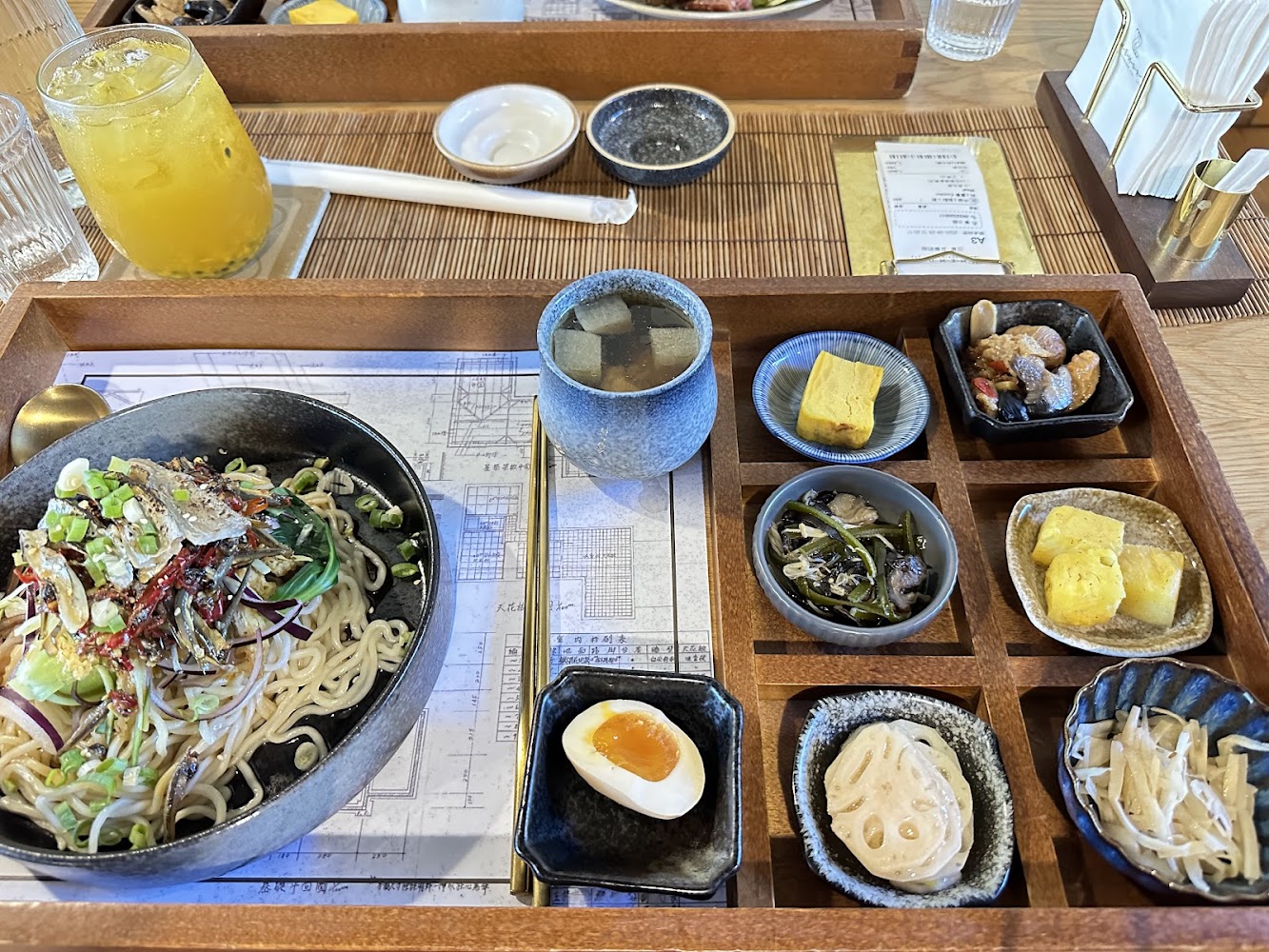冷麵套餐含味噌湯多種小菜半顆溏心蛋與冰飲