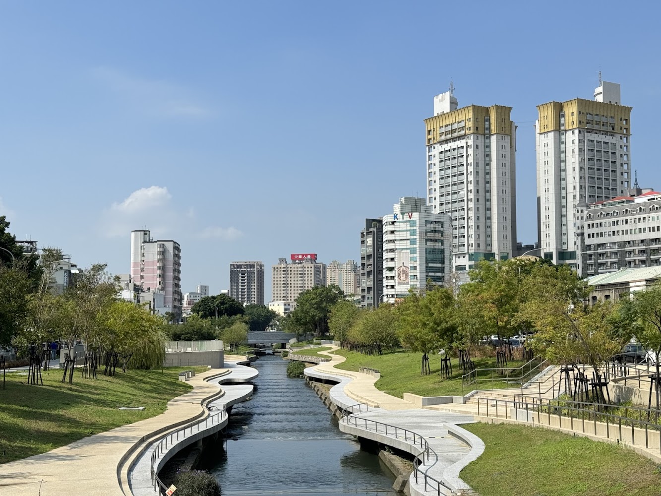 柳川藍帶水岸白天水岸步道與城市景觀