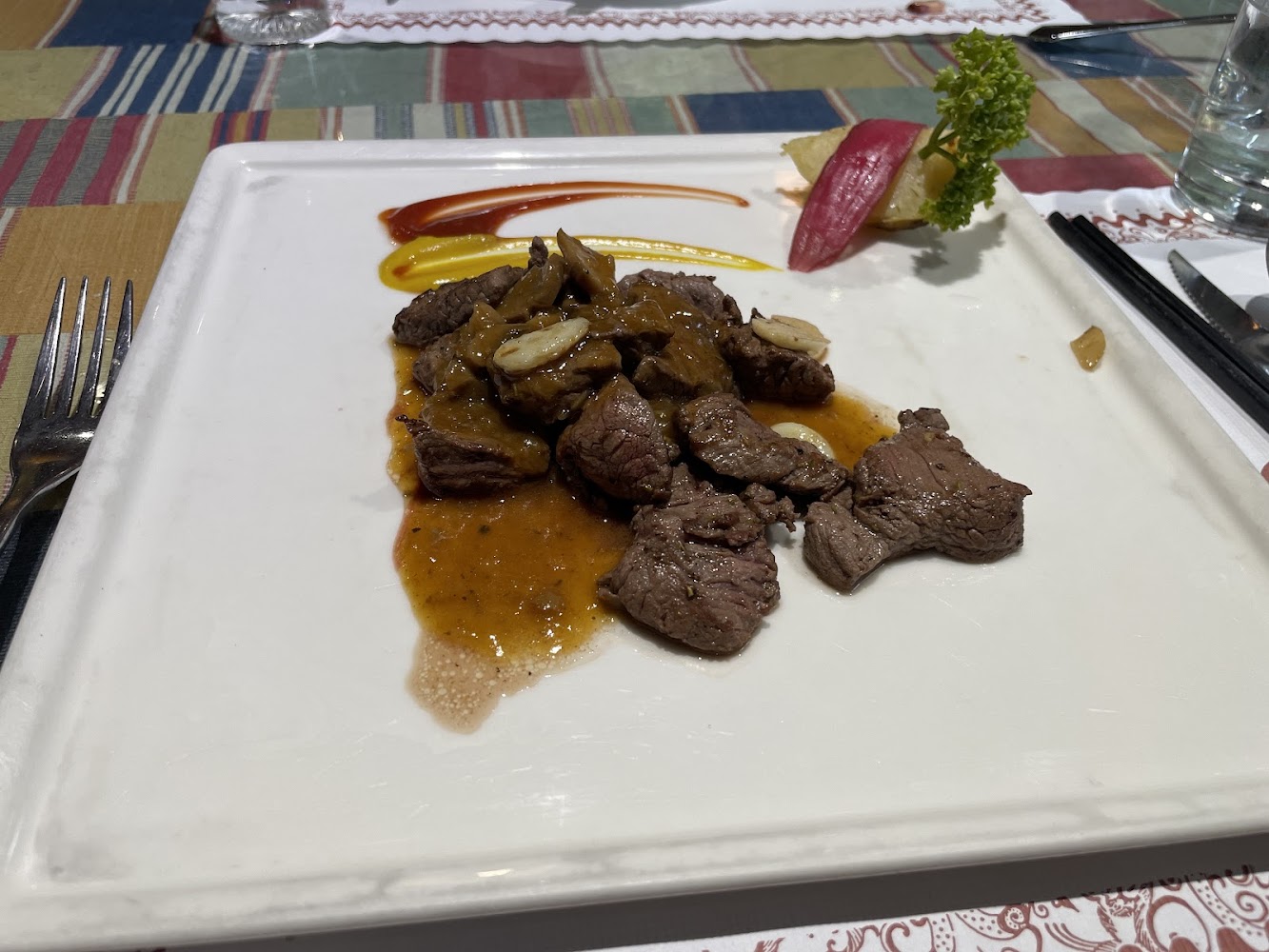 精緻擺盤的牛肉料理