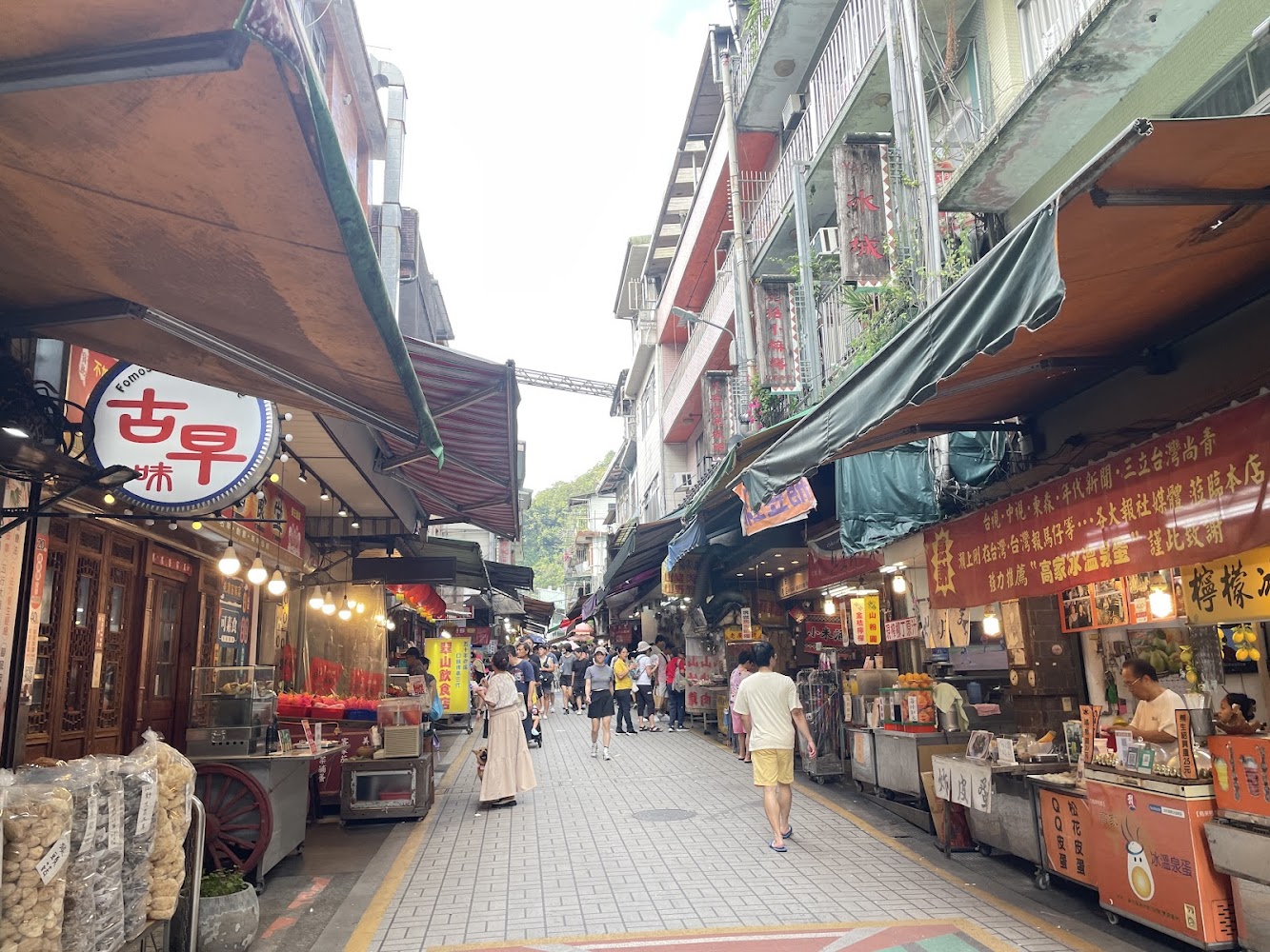 烏來老街熱鬧街道與原住民風味攤位