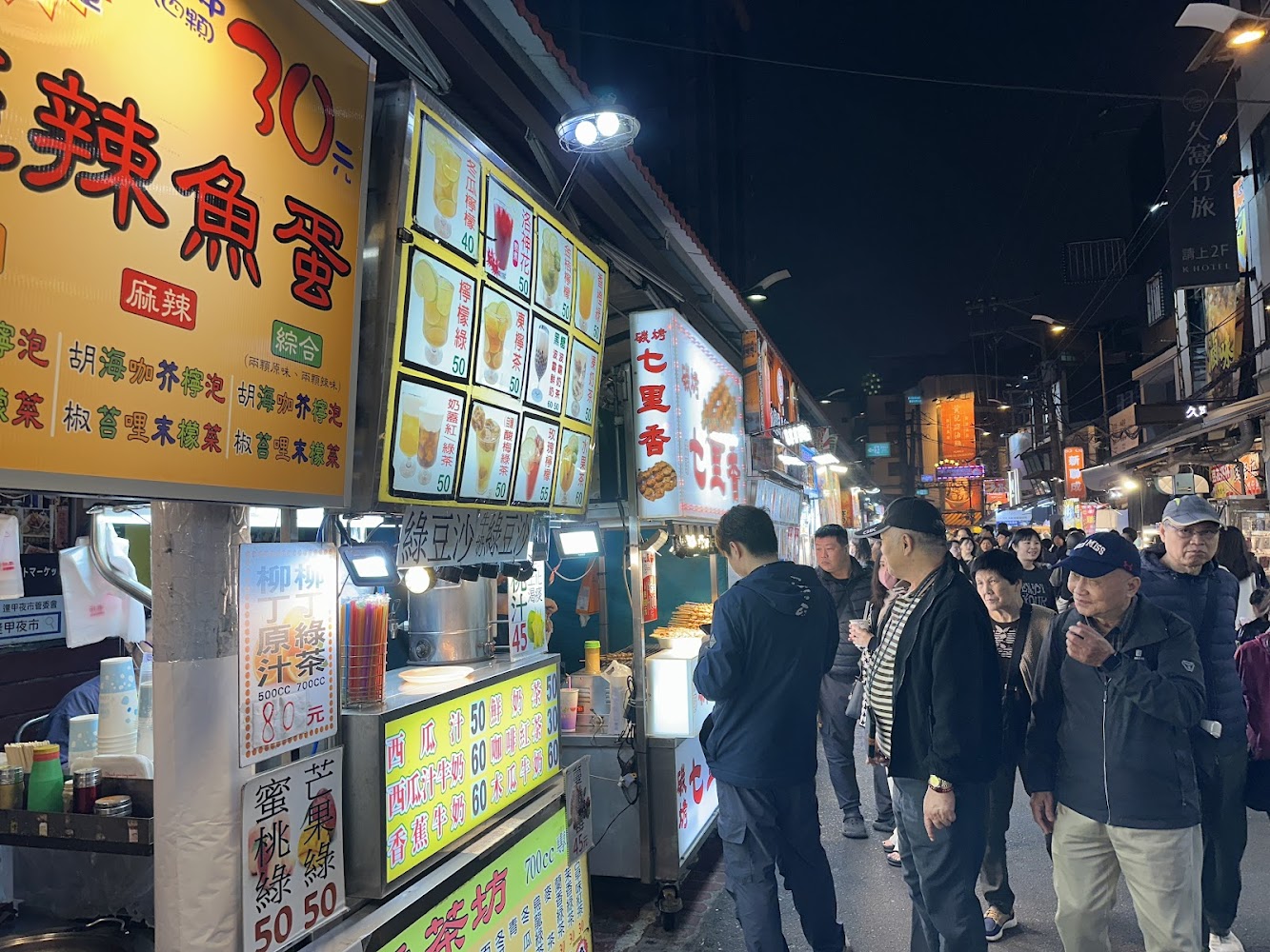 逢甲夜市飲品與小吃招牌排隊人潮