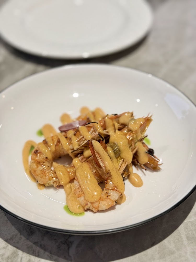 精緻鮮蝦料理搭配濃郁醬汁