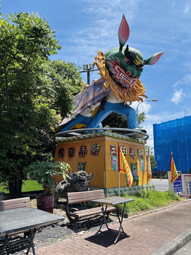 媽祖廟旁色彩繽紛的神獸雕像與戶外空間